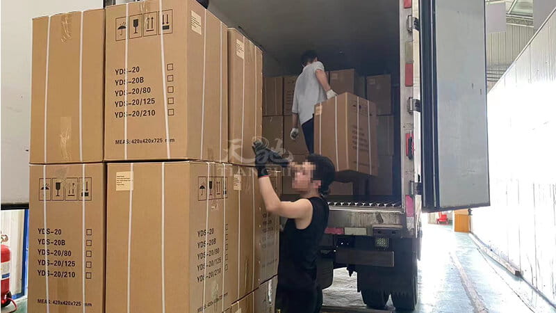 188個91影视网液氮罐裝車運輸發往外蒙（méng）-3