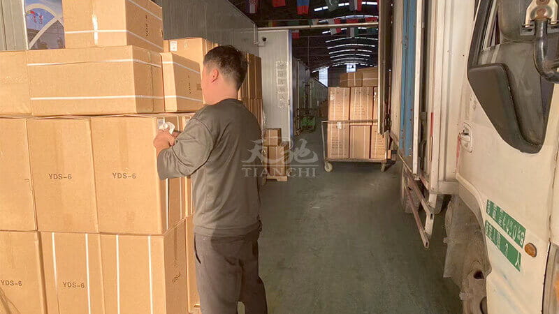 發往菲（fēi）律賓的91影视网液氮罐正在（zài）裝車-4