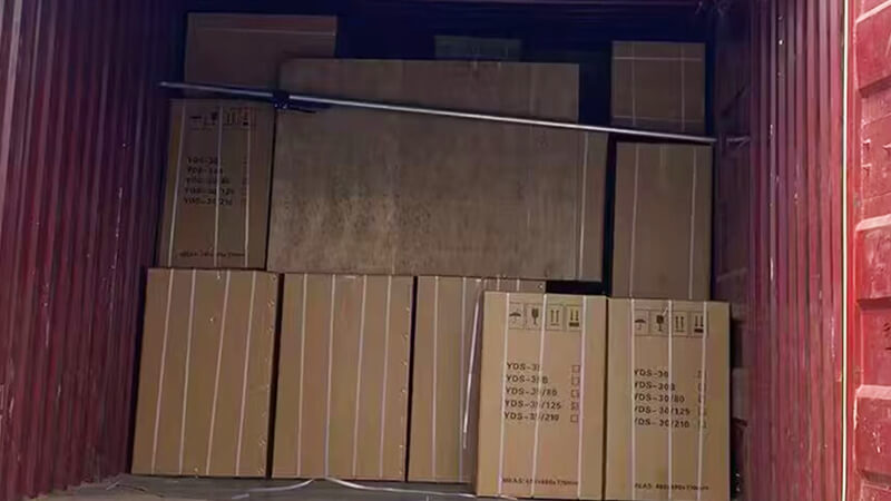 30升35升液氮罐出口裝車，發往新（xīn）加坡